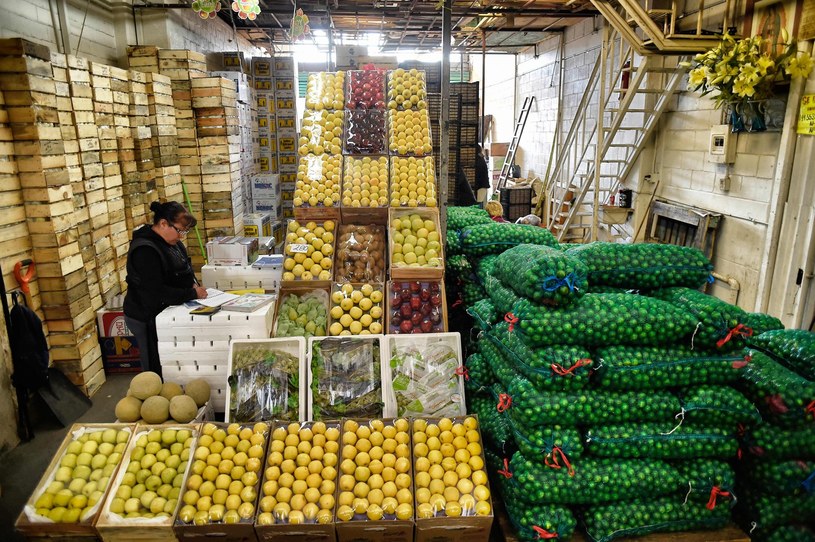 Polski start-up z branży spożywczej Fresh Inset opatentował przełomową technologię pozwalającą wydłużyć świeżość warzyw czy owoców za pomocą specjalnej naklejki na żywność /AFP