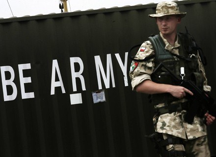 Polski żandarm z sił EUFOR w Czadzie na tle kontenera należącego do armii belgijskiej /AFP