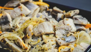 Polski zdrowy tłuszcz jest bardziej treściwy niż oliwy. Do śledzi i sałatek najlepszy