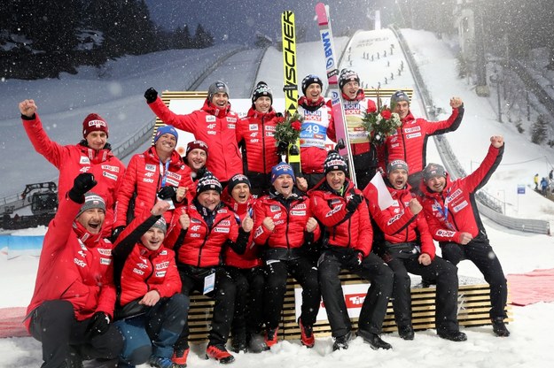 Polski zespół po dekoracji kwiatowej konkursu indywidualnego w skokach narciarskich na mistrzostwach świata w narciarstwie klasycznym /PAP/Grzegorz Momot /PAP
