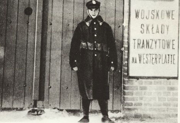 Polski żołnierz przed Wojskową Składnicą Tranzytową na Westerplatte /Z archiwum Narodowego Archiwum Cyfrowego