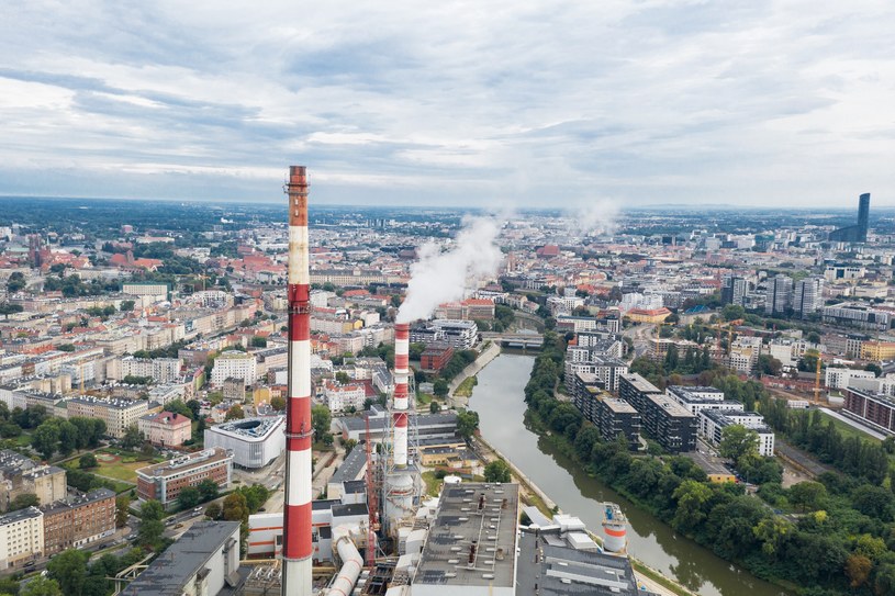 Polskie ciepłownictwo wciąż w przeważającej mierze opiera się na węglu. Na zdjęciu kominy wrocławskiej elektrociepłowni /123RF/PICSEL