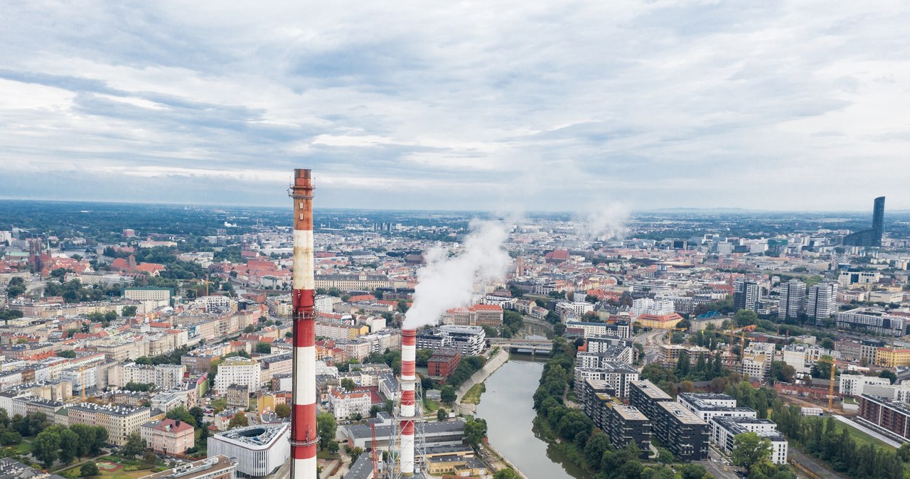 Polskie ciepłownictwo wciąż w przeważającej mierze opiera się na węglu. Na zdjęciu kominy wrocławskiej elektrociepłowni /123RF/PICSEL