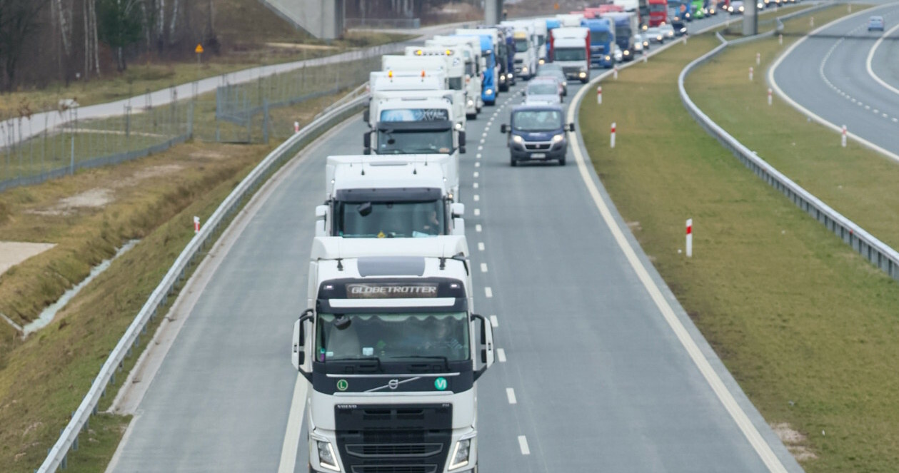Polskie ciężarówki muszą do poniedziałku wrócić do kraju /Fot. Paweł Wodzyński /East News