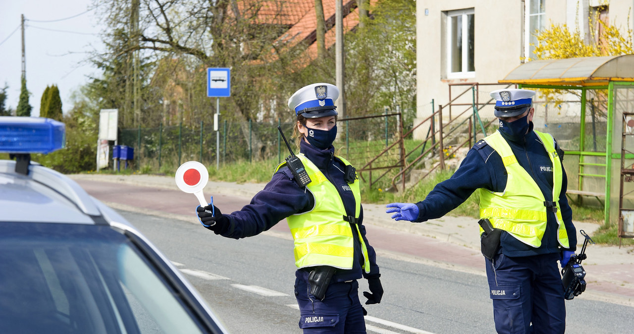 Polskie drogi są z roku na rok bardziej bezpieczne. Więc skąd ta medialna nagonka na kierowców, którzy ponoć masowo rozjeżdżają pieszych? Napędzana jest przez tzw. miejskich aktywistów /Stanisław Bielski /Reporter