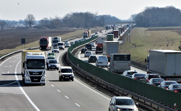 Polskie drogi według NIK: Za mało stacji benzynowych i parkingów