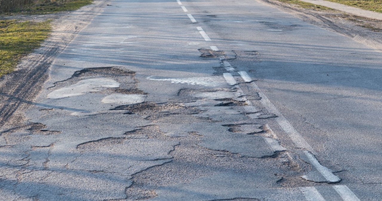 Polskie drogi wspierały elektromobilność zanim to było modne. Amerykanie i Niemcy wynaleźli technologie pozwalające doładowywać samochody elektryczne dzięki pracy zawieszenia pojazdu na dziurach /Wojciech Strożyk REPORTER /Agencja SE/East News