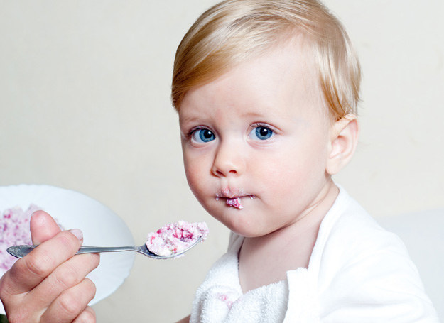 Polskie dzieci mają najgorsze zęby w Europie. Wszystko przez niewłaściwą dietę. /123RF/PICSEL