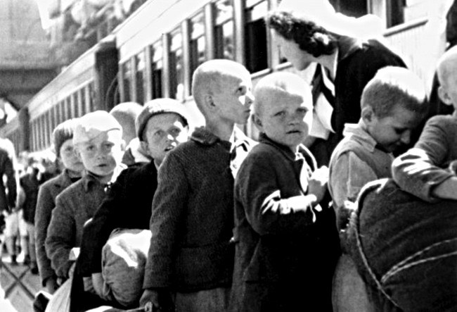 Polskie dzieci po przybyciu do Nowej Zelandii wsiadają do pociągu /kresy-siberia.org /