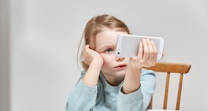 Polskie dzieci uzależnione od ekranów? Nowe badanie daje do myślenia