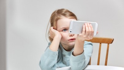Polskie dzieci uzależnione od ekranów? Nowe badanie daje do myślenia
