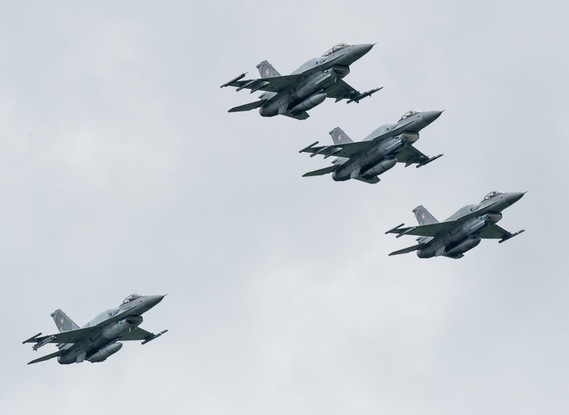 Polskie F16 będą patrolować niebo nad Bałtykiem /Bartosz Krupa /East News