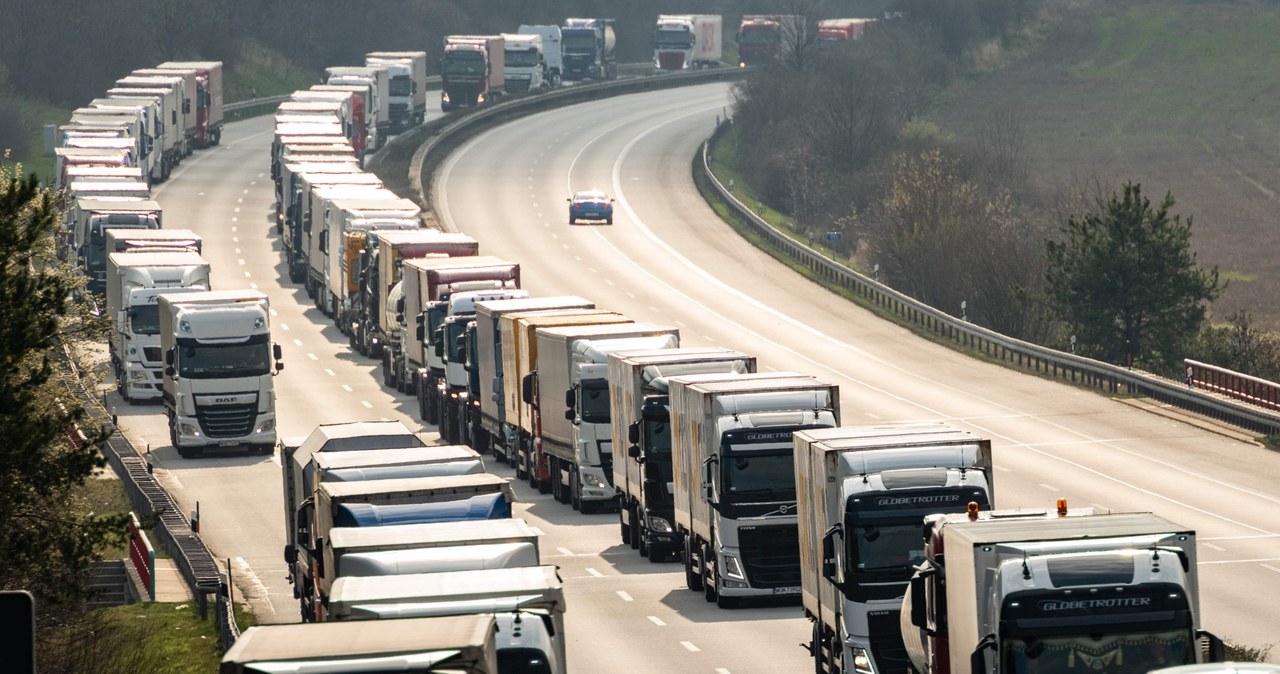 Polskie firmy świadczące usługi transportowe mają ubiegania się o zwrot części opłat poniesionych za przejazd po drogach niemieckich /AFP
