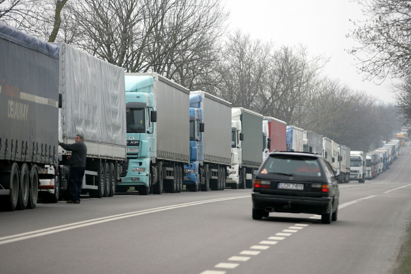 Polskie firmy transportowe ściągają swoje ciężarówki do kraju. Niektóre z nich jadą "na pusto". Część przewoźników uskarża się na długie oczekiwanie na przejazd przez granicę polsko-ukraińską (zdjęcie ilustracyjne) /Kuba Suszek/REPORTER /East News