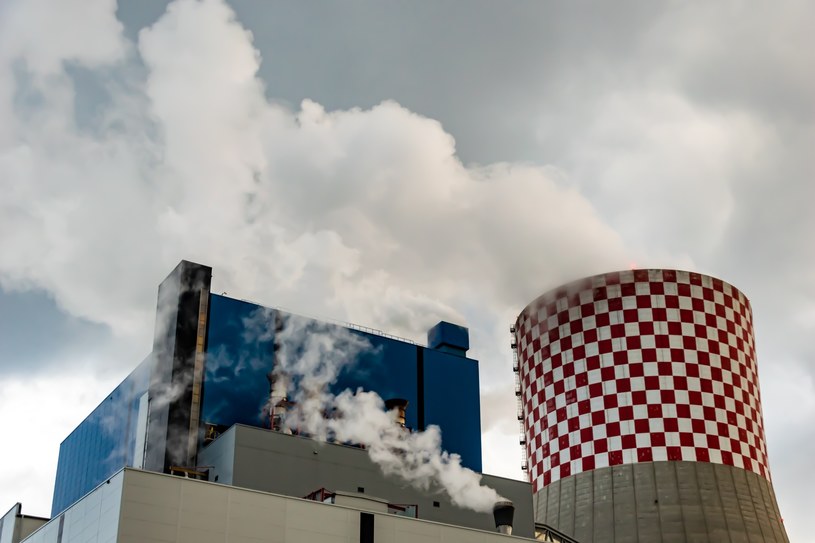 Polskie firmy wydają miliardy złotych na uprawnienia do emisji CO2. Na zdjęciu elektrownia w Łagiszy /123RF/PICSEL