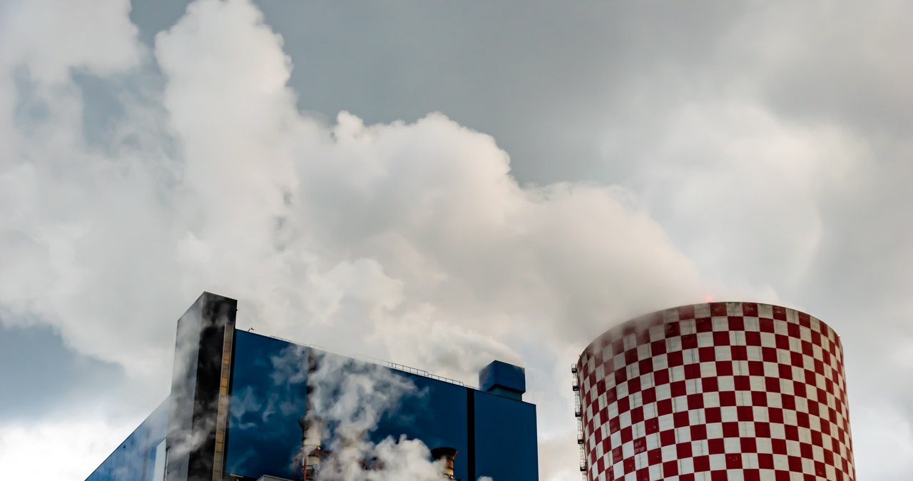 Polskie firmy wydają miliardy złotych na uprawnienia do emisji CO2. Na zdjęciu elektrownia w Łagiszy /123RF/PICSEL