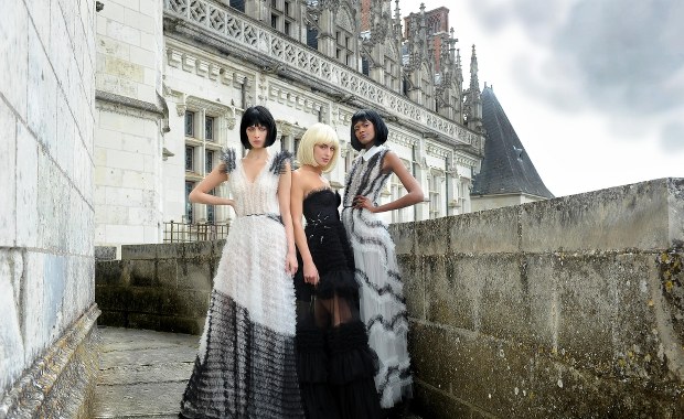 Polskie kreacje z maseczkami prezentowane na paryskim Tygodniu Mody