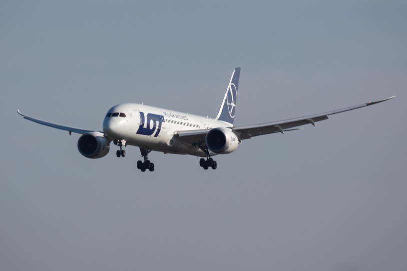 Polskie Linie Lotnicze LOT awansowały do pierwszej trójki najlepszych przewoźników na świecie pod względem zadowolenia pasażerów ze standardów obowiązujących w samolotach /123rf /123RF/PICSEL