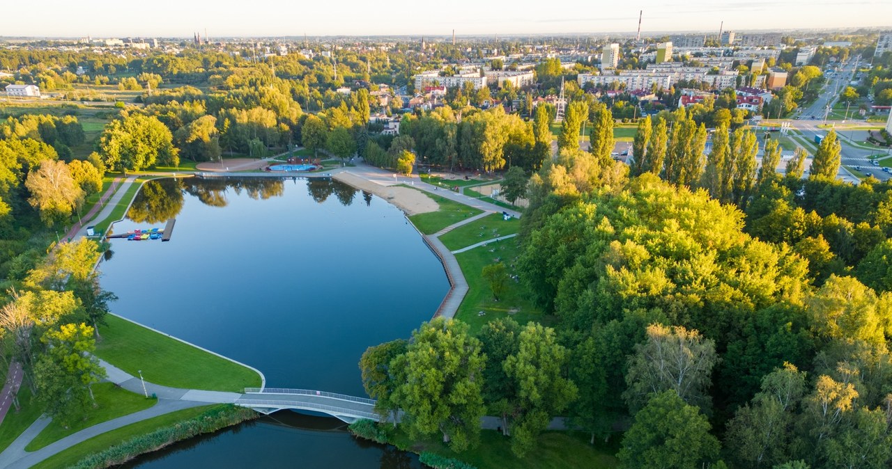Polskie miasta będą musiały bardziej dbać o zieleń i jakość powietrza. Na zdjęciu: Lewityn w Pabianicach /123RF/PICSEL