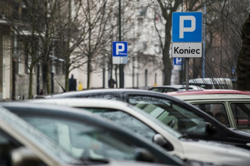 Polskie miasta inwestują tylko w poszerzanie stref. Nie zależy im na ułatwianiu życia kierowcom, wręcz przeciwnie /Jakub Wosik  /Reporter