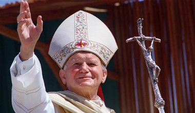 Polskie monety z papieżem. Na aukcjach płacą za nie krocie
