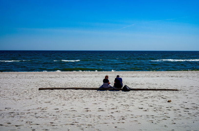 Polskie morze jesienią również jest piękne. Czy wrześniowa wycieczka nad Bałtyk się opłaca? /Andrzej  Grygiel /East News