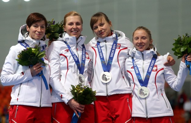 Polskie panczenistki na podium po finałowym wyścigu drużynowym /Grzegorz Momot /PAP