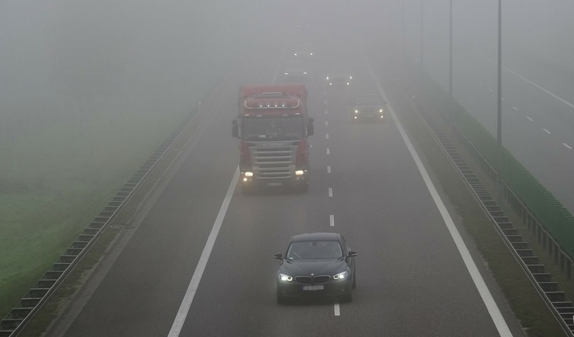Polskie prawo mówi między innymi o używaniu klaksonu we mgle /Stanislaw Bielski /Reporter