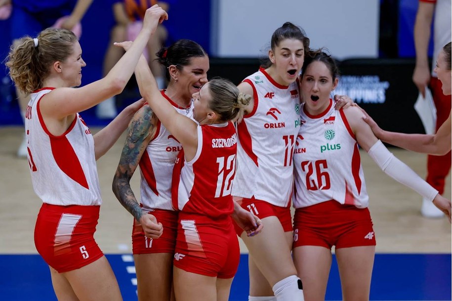 Polskie siatkarki po emocjonującej końcówce czwartego seta wygrały z Koreankami 3:1 /volleyballworld.com /