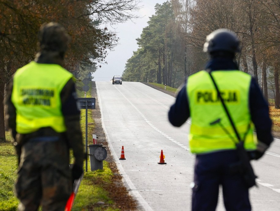 Polskie służby w pobliżu granicy z Białorusią. /AA/ABACA /PAP