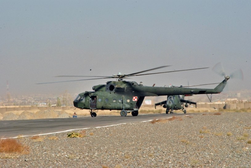 Polskie śmigłowce na pasie startowym w bazie Ghazni, w Afganistanie. Jesień 2013 roku /Marcin Ogdowski /INTERIA.PL