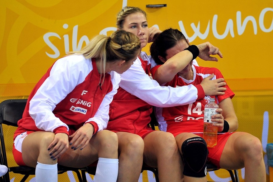 Polskie szczypiornistki po meczu z Węgierkami /Marcin Bielecki /PAP