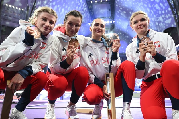 Polskie szpadzistki już z medalami, od prawej: Aleksandra Jarecka, Renata Knapik-Miazga, Martyna Swatowska-Wenglarczyk i Alicja Klasik / 	Adam Warżawa    /PAP