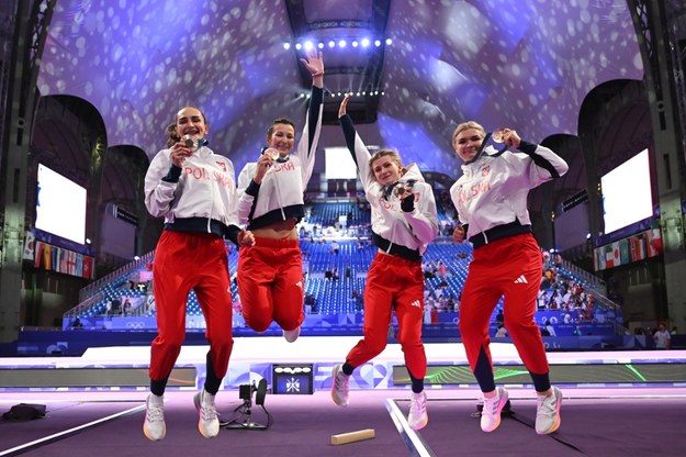 Polskie szpadzistki pozują z medalami olimpijskimi  po dekoracji. / 	Adam Warżawa    /PAP