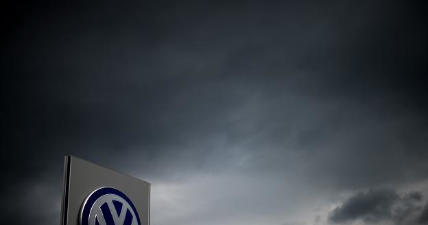 Polskie urzędy badają kwestie związane z manipulowaniem przez Volkswagena pomiarem emisji /AFP