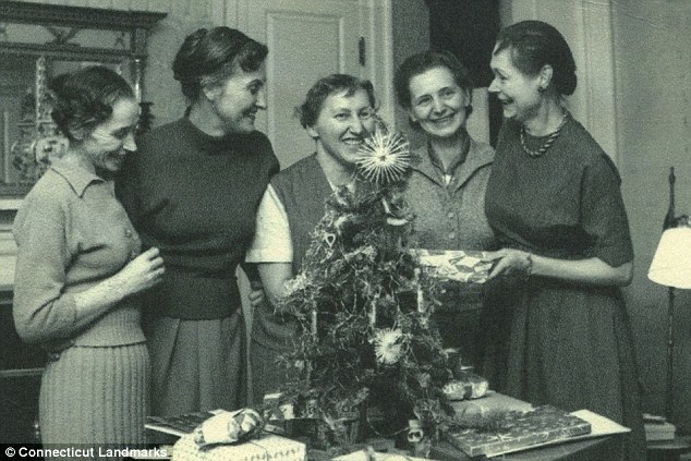 Polskie więźniarki niemieckiego obozu koncentracyjnego w Ravensbrück w gościnie u Caroline Ferriday (z prawej) /Connecticut Landmarks /INTERIA.PL