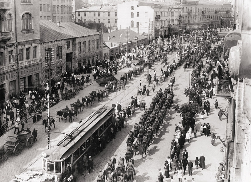 Polskie wojska wkraczają do Kijowa w maju 1920 roku /Wikimedia Commons – repozytorium wolnych zasobów /INTERIA.PL/materiały prasowe