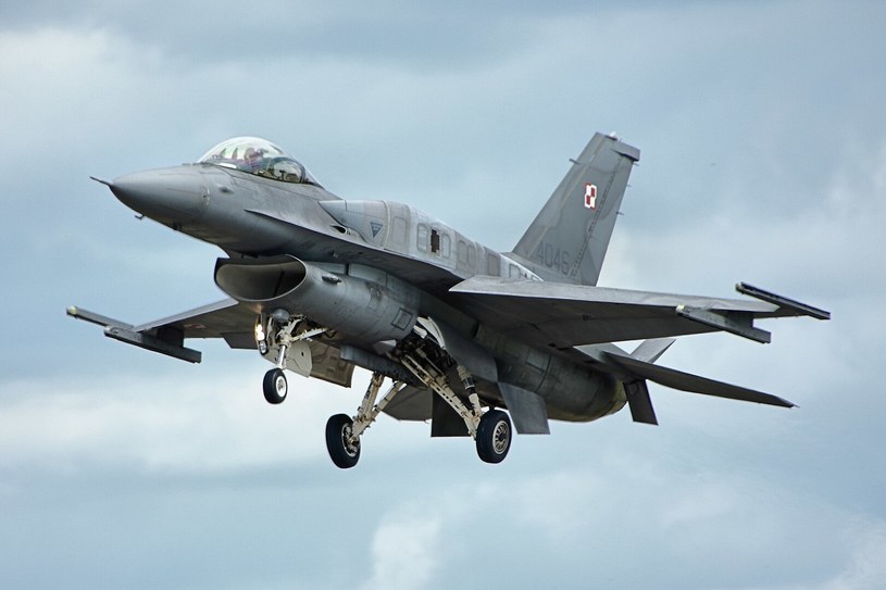 Polskie wojsko mogłoby do ewentualnych szkoleń Ukraińców wykorzystać własne doświadczenie nabyte podczas przechodzenia z postradzieckich maszyn jak MiG-29 na F-16 /Wikimedia