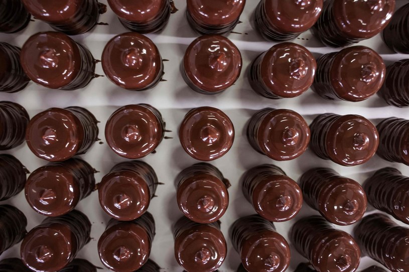 Polskie wyroby z czekolady sprzedają się doskonałe. Słaby złoty pomaga eksportowi /AFP