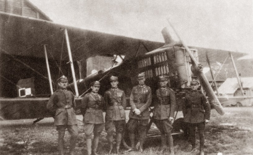 Polskie załogi przed samolotem Breguet XIV A2, uczestniczące w zawodach lotniczych w Zurychu (Alpen Rundflug), 1922 /East News