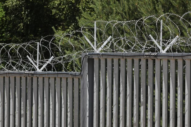 Polsko-białoruska granica w Krynkach, stalowa zapora i bariera elektroniczna /Artur Reszko /PAP
