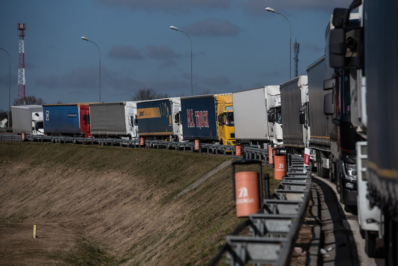 Polsko - ukraińskie przejście graniczne w miejscowości Hrebenne. Aktualnie kilkaset ciężarówek oczekuje na wjazd do Polski /PAP/WOJTEK_JARGILO /PAP