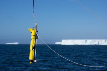 Półtorametrowy ślizgacz, który będzie badał wodę wokół wyspy /Povl Abrahamsen /British Antarctic Survey