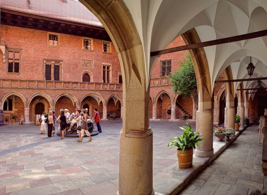 Południk krakowski to jeden z najstarszych na świecie południków zerowych. Na zdjęciu dziedziniec Collegium Maius Uniwersytetu Jagiellońskiego w Krakowie - dawniej Akademia Krakowska /Shutterstock