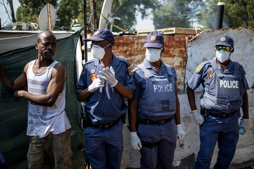 Południowoafrykańska policja - podobnie jak w Europie - nosi maski i rękawiczki /AFP
