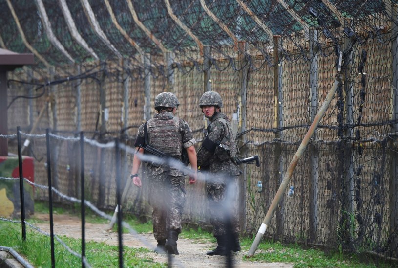 Południowokoreańscy żołnierze patrolują granicę /JUNG YEON-JE /AFP