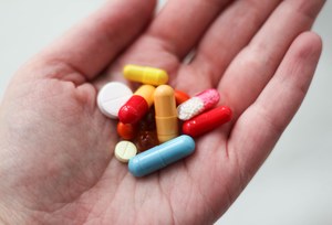 Połykanie tabletek - prawdopodobnie robisz to źle