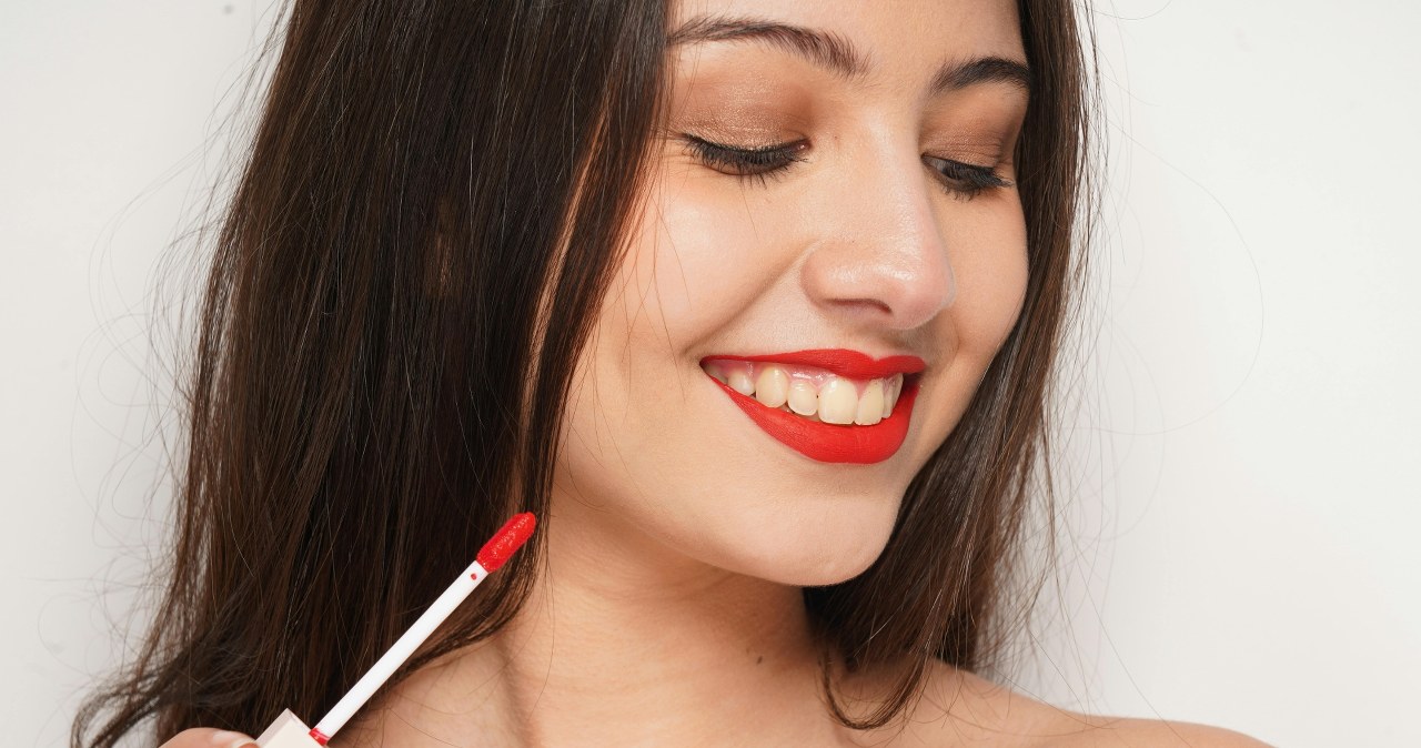 Pomadka nie zostanie na zębach, jeśli zastosujesz trik z palcem /addy bronzzz /pexels.com