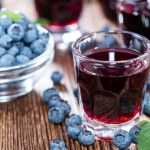 Pomaga na problemy z żołądkiem i przy anginie. Jak zrobić jagodówkę?