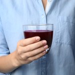 Pomaga przy anemii, wspomaga mózg i jelita. Dlaczego warto pić domowy zakwas z buraka?